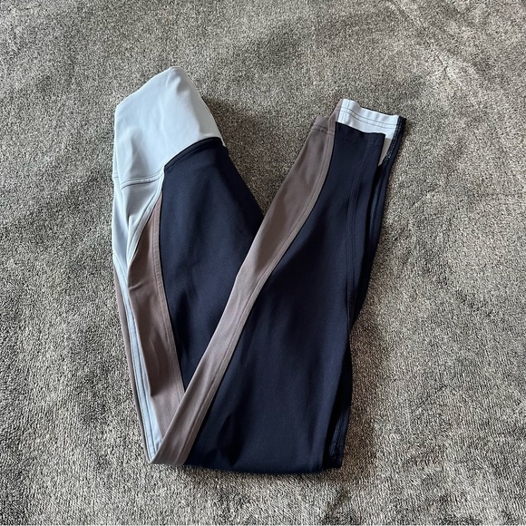 Lululemon Get Going Train Tight *28"
True Navy / Cascade Blue / Thunder Blue - Picture 8 of 12